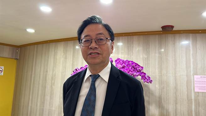 桃园市长张善政17日被问到外传要提名新北市长侯友宜，他坦言有收到邀请，下午会到中常会，「但是人选我并没有被告知」(蔡依珍摄)