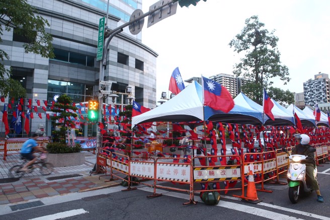 国民党17日将公布徵召总统参选人选，16日韩国瑜支持者在国民党中央党部外的集会已申准，并搭起遮阳棚，也准备加油道具表明，韩国瑜支持谁，他们就支持谁。（邓博仁摄）