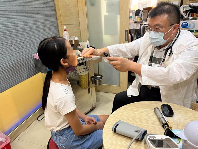 小儿科医师施胜桓表示，近日病号以感染新冠和肠病毒为多，今年的肠病毒以咽颊炎为主，但水泡不明显，多以咽颊溃疡表现。（冯惠宜摄）