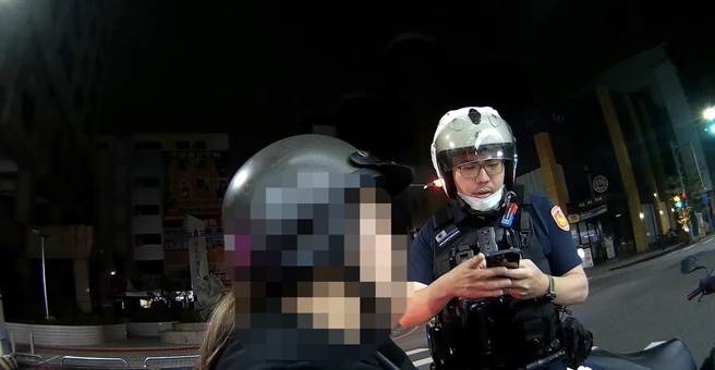 42歲張姓女子因職場失意，下班後到家附近的便利商店買啤酒解愁。（高市苓雅分局提供／楊舒婷高雄傳真）