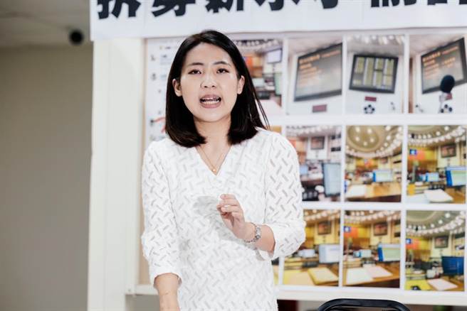 國民黨台北市議員徐巧芯辦公室的實習生，16日晚間遭砸車，17日徐巧芯則表示，實習生並未與他人發生擦撞，但卻遭砸破擋風玻璃，目前警方也正在處理當中。（本報資料照／郭吉銓攝）