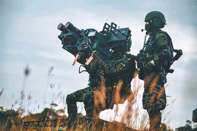 国军外、离岛已部署双联装刺针飞弹，强化国军防空战力。（图取自中华民国海军）