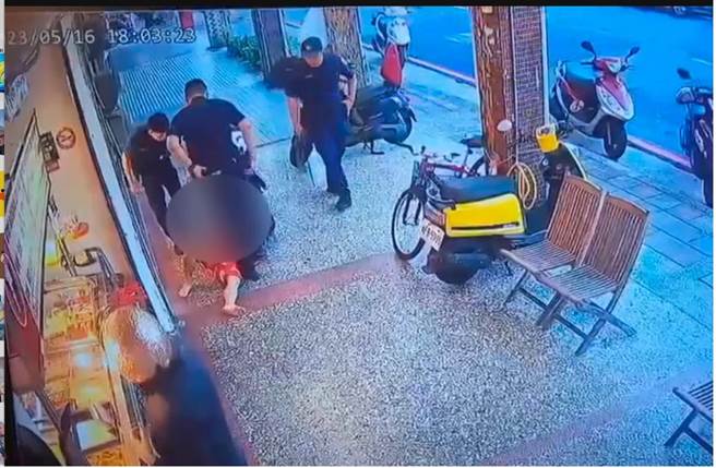 ▲被民眾「出腿相助」绊倒的窃嫌陈男坐倒在地，被警方逮获。（基隆市警察局提供／徐佑升基隆传真）