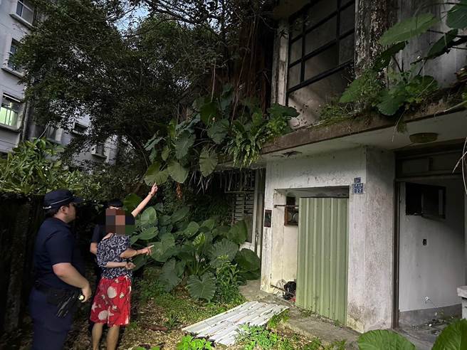 ▲窃嫌陈男被带回现场，向警方指认偷窃拆卸铝门窗条。（基隆市警察局提供／徐佑升基隆传真）