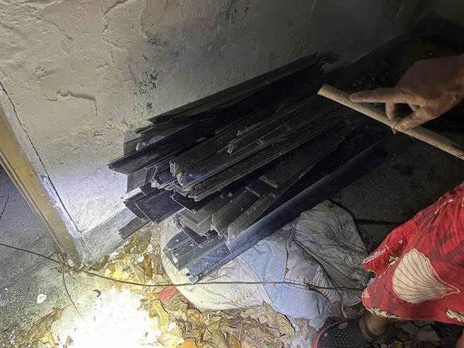 ▲窃嫌陈男指认偷窃拆卸的铝门窗条。（基隆市警察局提供／徐佑升基隆传真）