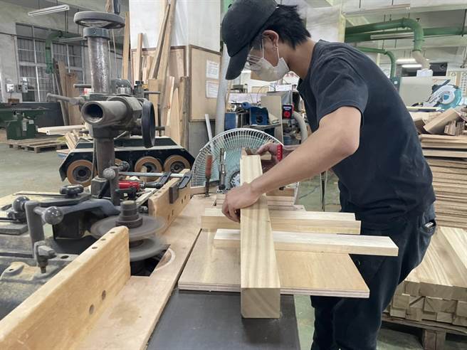 公东高工以国产材创作特色家具。（台东林管处提供／蔡旻妤台东传真）