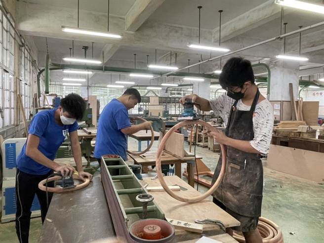 公东高工以国产材创作特色家具。（台东林管处提供／蔡旻妤台东传真）