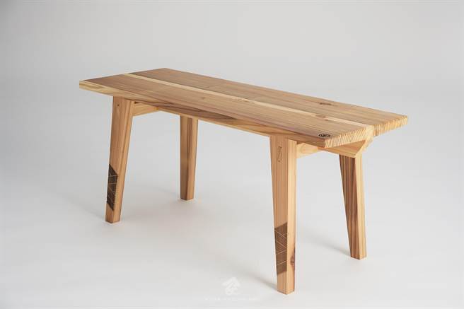 公东高工以国产材创作特色家具。（台东林管处提供／蔡旻妤台东传真）