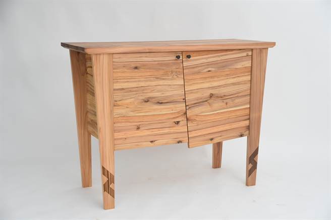 公东高工以国产材创作特色家具。（台东林管处提供／蔡旻妤台东传真）