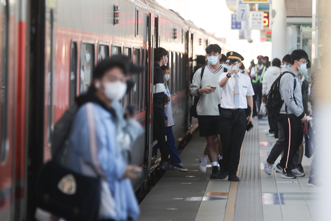 为了鼓励通勤上班族及学生有效利用公共交通工具，台湾新北、台北、基隆、 桃园共同生活圈推出1200元月票，由悠游卡公司担纲系统及技术整合，预计7月1日上路。（图/ 中新社）