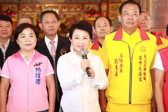 台中市长卢秀燕17日行程满满，早上8：30就到大雅区天寿宫赠匾。（冯惠宜摄）