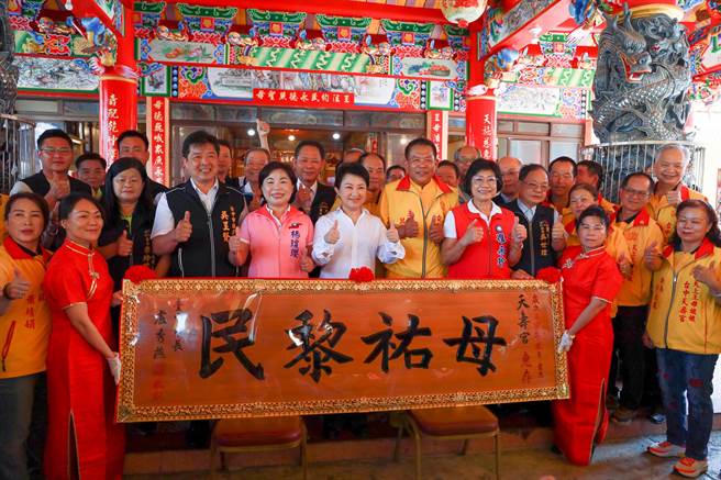 台中市长卢秀燕17日行程满满，早上8：30就到大雅区天寿宫赠匾。（冯惠宜摄）