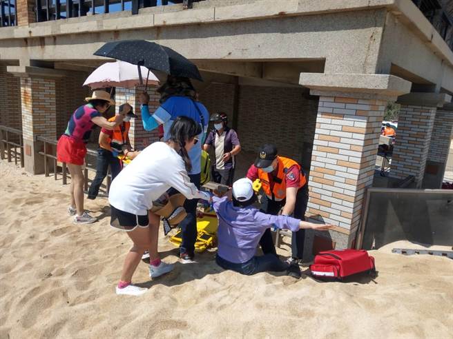 还好凉亭下是沙地，6人从2楼高处坠落才不致受伤太重。（消防局提供。许逸民／澎湖传真）