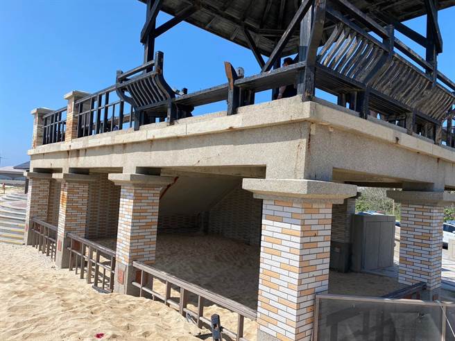 凉亭是2楼高，可见木椅断裂痕迹。（消防局提供。许逸民／澎湖传真）