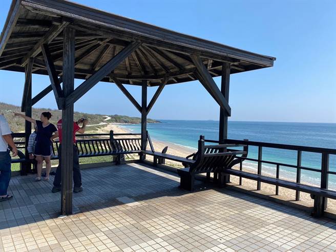 6人便是倚靠凉亭木椅拍照，不料木椅断裂，人跟着坠落。（消防局提供。许逸民／澎湖传真）