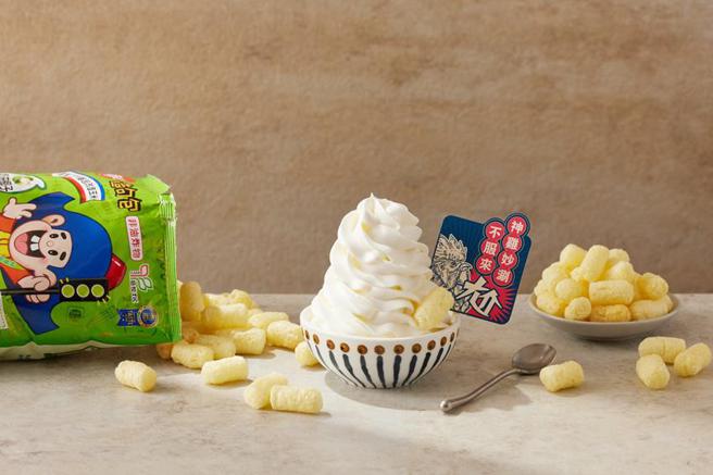 （尬锅今夏携手乖乖推出奶油椰子霜淇淋，尬出台式新滋味。图／王品集团提供）