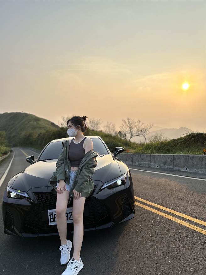 基隆市第二分局正妹员警李紫薇拍摄短片提醒民眾防诈，让许多网路乡民高呼「恋爱了！」（翻摄照片／张志康基隆传真）