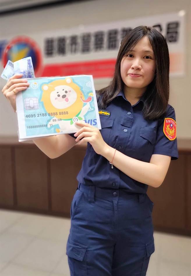 基隆市第二分局正妹员警李紫薇拍摄短片提醒民眾防诈，让许多网路乡民高呼「恋爱了！」（翻摄照片／张志康基隆传真）