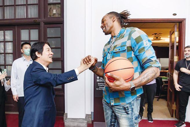 「魔兽」霍华德（Dwight Howard）日前和副总统赖清德合作拍片时，直呼台湾为国家，引起大陆网友强烈不满。（翻摄自赖清德脸书）