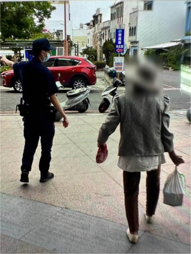 恒春一名女士认为农会储蓄利息太低不划算，提领500万现金转存恒春邮局，因骑车怕被抢，向警方请求护钞。（警方提供／谢佳潾屏东传真）