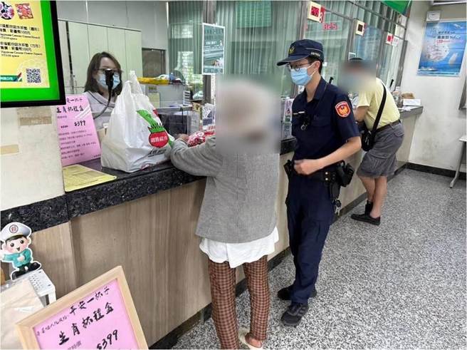 恒春一名女士认为农会储蓄利息太低不划算，提领500万现金转存恒春邮局，因骑车怕被抢，向警方请求护钞。（警方提供／谢佳潾屏东传真）