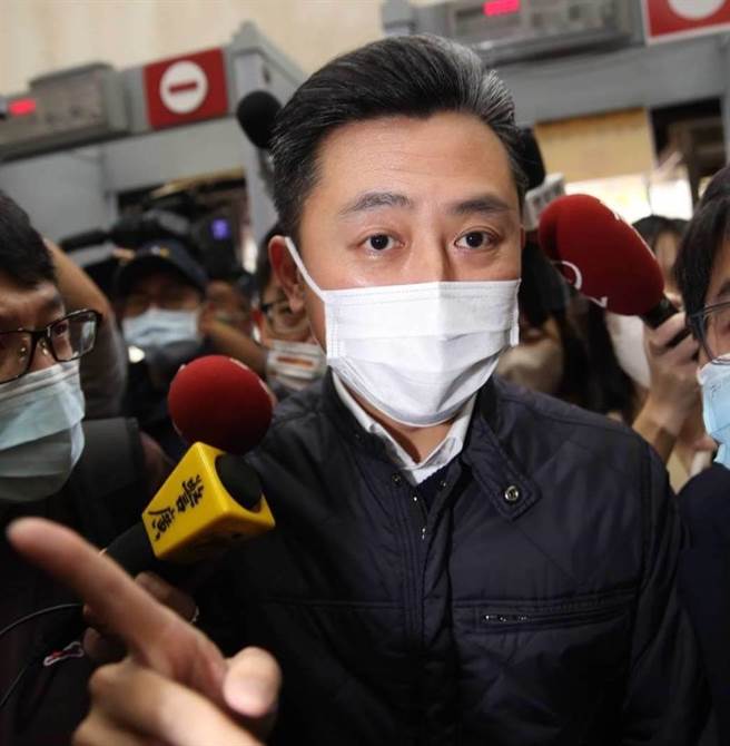 被卷入前新竹市长林智坚论文抄袭案风波的调查官余正煌委由律师到台北地院提刑事自诉，控告林违反着作权法，北院开庭时，林智坚以被告身分出庭应讯。（本报资料照片，陈君玮摄）