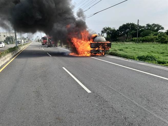 载运300公升柴油桶的大货车火烧车，整辆车陷入火海。（民眾提供／孙英哲彰化传真）