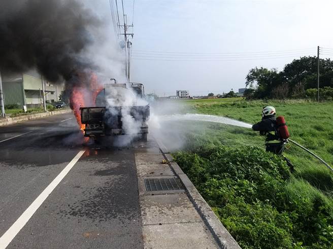 载运300公升柴油桶的大货车火烧车，整辆车陷入火海。（民眾提供／孙英哲彰化传真）