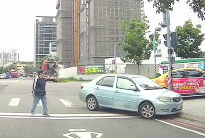 一名驾驶15日行经台中市一处街口，不仅逆向行驶外，也未礼让行人，甚至还将车开上人行道。（图／警方提供）