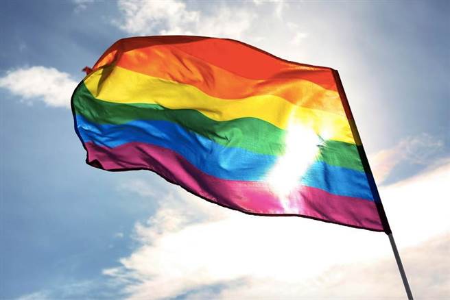 北京同志中心因「不可抗力」关闭，中国大陆日益严管LGBTQ群体引发担忧。图为代表LGBTQ性少数族群的彩虹旗。（图/Shutterstock）