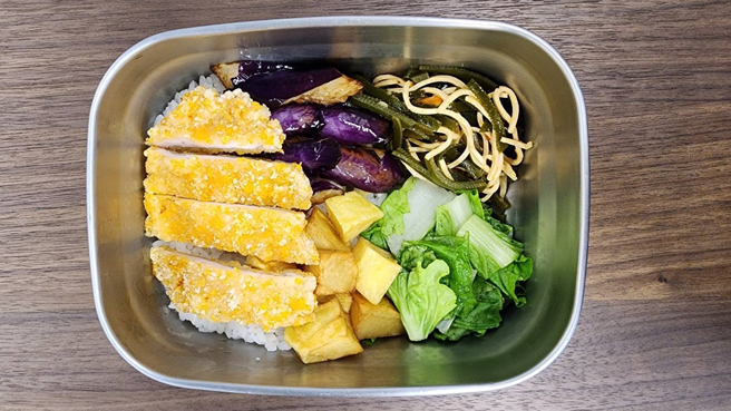 图为每日69元1主菜4配菜特餐，菜色每日变动。（图／北一女提供）