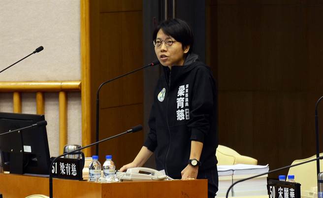 屏议员梁育慈批社福做半套，屏东敬老卡超过八成从未使用。(林和生摄)