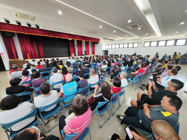17日一早公所礼堂聚集超过200名乡亲相挺鼓励。（吴建辉摄）