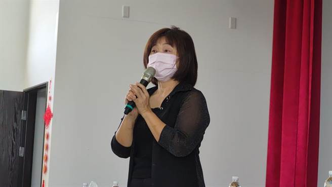 李玄在妻子、也是前北斗镇长杨丽香则说，至今仍不明白错在哪里，甚至为何会得到这样的结果，不过他们会勇敢向前，感谢乡亲支持。（吴建辉摄）