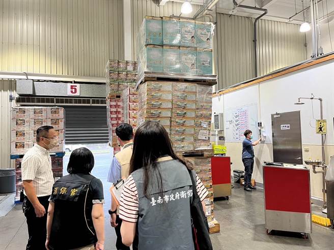 好市多冷冻莓果A肝事件，台南市接获多起申诉案件，协助消费者争取权益。图为消保官到好市多台南店查核。（台南市府法制处提供／曹婷婷台南传真）