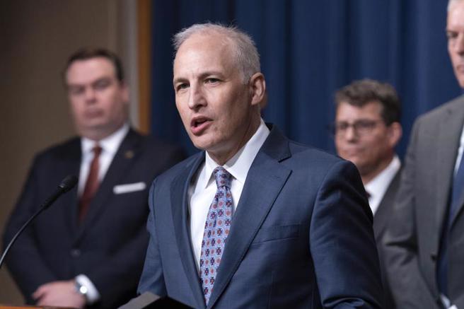 美国司法部国家安全部门助理部长欧森（Matthew Olsen）近日公布多起走私、窃取商业机密案，并强调执行美国法律时应保持警惕，以阻止敏感技术流向外国对手。（图/ 美联社）