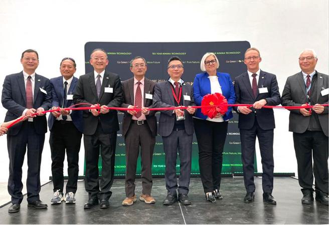 （欧洲德铭开幕剪彩，所用彩球系採新产线可堆肥之吸管所制。图／德渊提供）