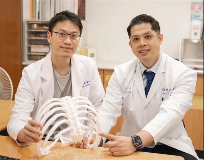 该手术由胸腔外科及骨科组成坚强团队，共同进行手术，小港医院胸腔外科蔡东霖医师（左），高雄医学大学附设中和纪念医院骨科卢康乐医师（右）。（小港医院提供／高雄洪靖宜传真）