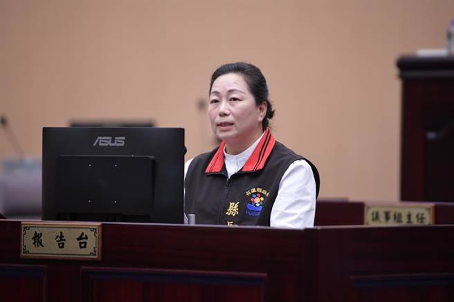 徐榛蔚上午县政总质询后，媒体访问有关国民党总统提名问题，徐榛蔚强调支持党提名人选。（王志伟摄）