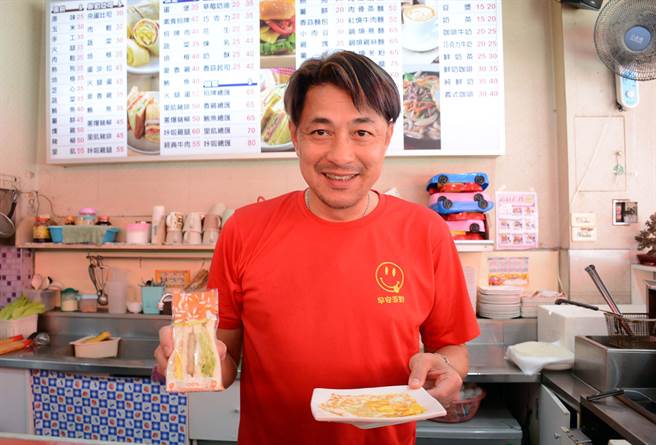 早餐店业者提供Ｃ套餐，免费招待人生遭遇困难的人。(林和生摄)