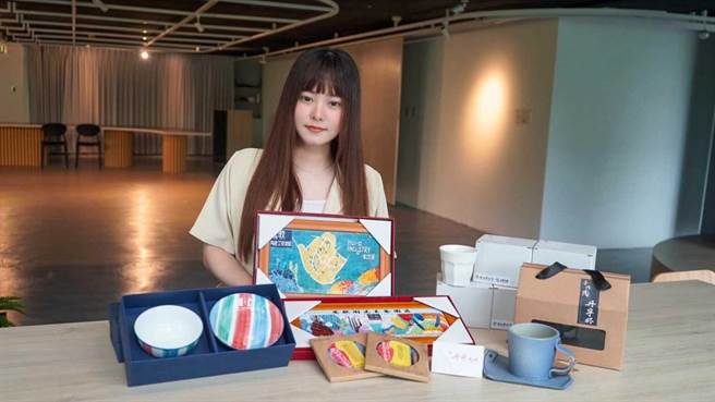 民眾在本月底前在陶瓷工艺园区任一景点拍照，并在「来趣新北金发局脸书」活动贴文下方留言分享照片，即可抽限量特色纪念品。（经发局提供）