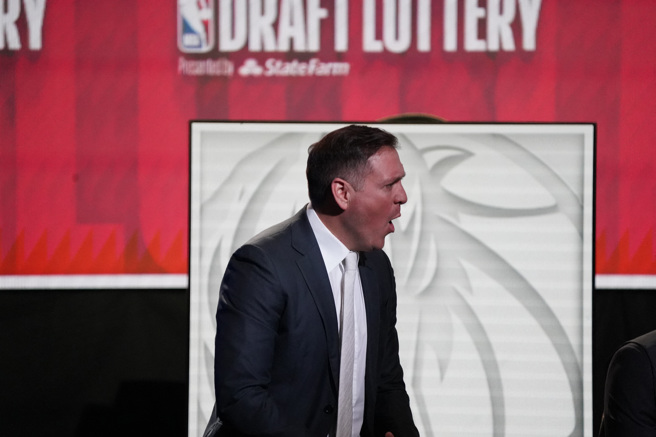 马刺老板霍特亲自抽籤，幸运获得状元籤。（路透）