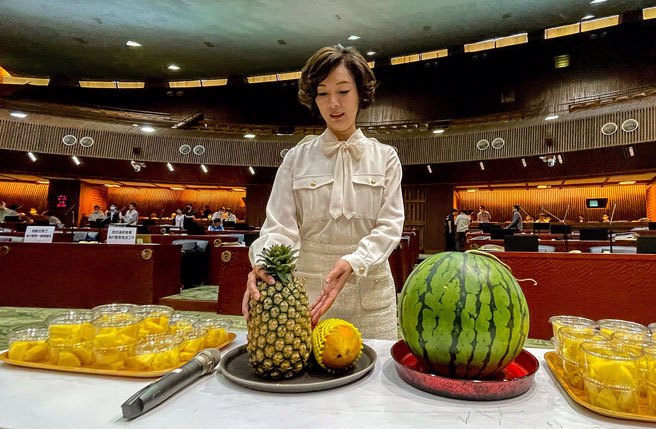 宜兰县议员黄琤婷在议场摆放一桌水果，希望免费营养午餐可以增加水果的种类。（李忠一摄）