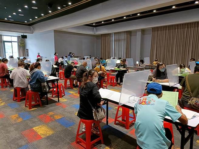 劳动部劳动力发展署云嘉南分署朴子就业中心5月19日将在嘉义县立体育馆，朴子转运站旁举办徵才活动，图为去年徵才活动画面。（朴子就业中心提供∕吕妍庭嘉义传真）