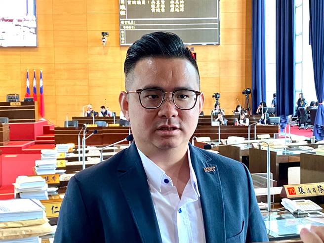 台中市议员黄健豪今天表示，不管党提名谁要避免情绪勒索、团结一致，翻转2024。（张亦惠摄）