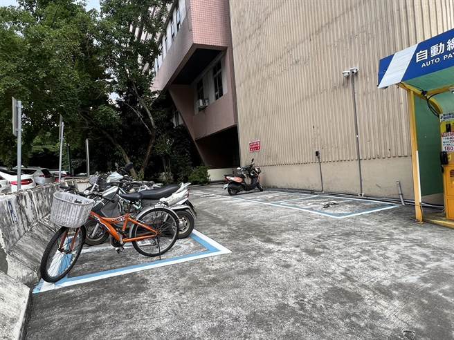 民进党台北市议员林延凤表示，阳明院区原设置于门口骑楼处的身障机车格，无预警移置到户外停车场，且被脚踏车、计程车占用。（台北市议员林延凤提供／刘彦宜台北传真）