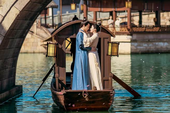 陈晓、刘亦菲船上浪漫戏拍了一整天。（中视提供）