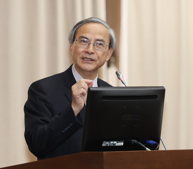 立法院财政委员会17日审查证券交易法、海关进口税则、货物税条例部分条文修正草案，列席的财政部次长阮清华（图）上台答询。（刘宗龙摄）