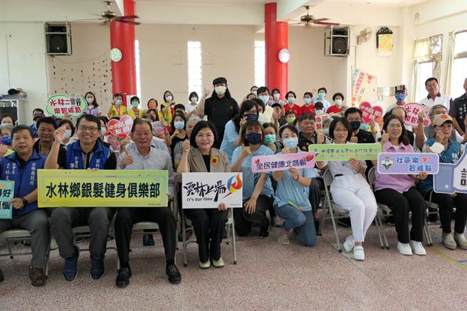 云林县水林乡每4人就有1名长者，银髮健身俱乐部邀长者来练肌力。（张朝欣摄）