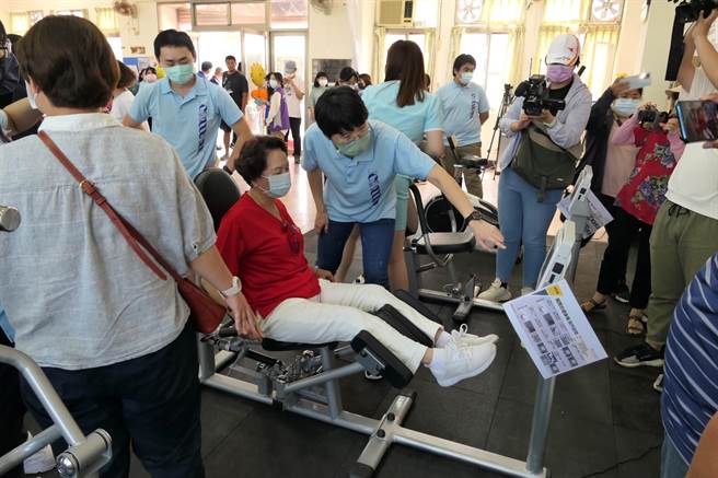 云林县「水林乡银髮健身俱乐部」由专业运动指导员提供体适能检测与教学，增加长者肌力。（张朝欣摄）